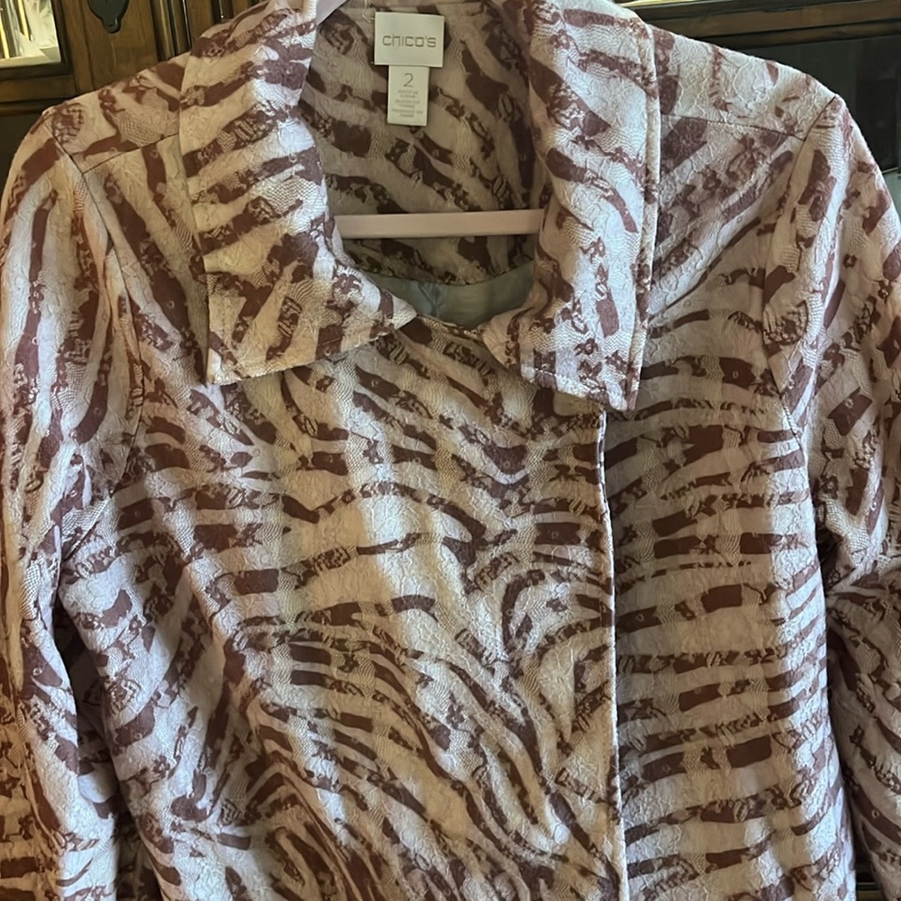 Chicos little accent jacket in animal print.